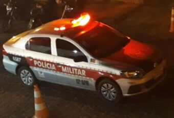 Homem é preso pela Polícia Militar por força de mandado de prisão, em Curral Velho