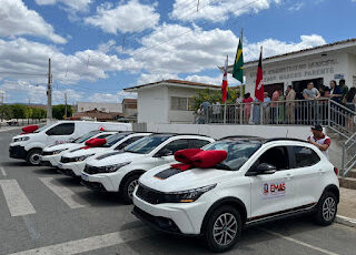 Prefeitura de Emas entrega sete carros e equipamentos agrícolas e construção civil a população