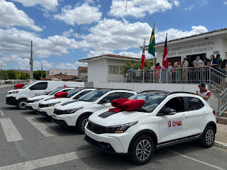 Prefeitura de Emas entrega sete carros e equipamentos agrícolas e construção civil a população