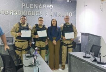 Policiais militares recebem Moção de Aplausos por ato de bravura, na Câmara de Ibiara