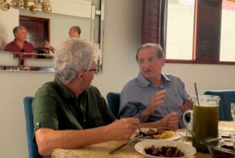 No Vale do Piancó, Ricardo Coutinho e Hervázio Bezerra almoçam juntos