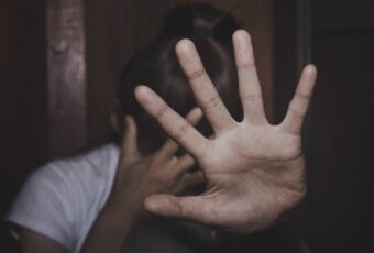 Homem é conduzido à delegacia após denúncia de importunação sexual em Patos