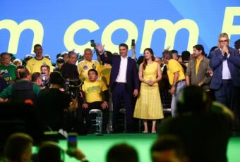 PL lança candidatura de Flávio à Presidência em evento com vídeo de Jair Bolsonaro feito por IA, apoio de Michelle e discurso de Milei