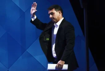 Aliados divergem sobre fala de Flávio Bolsonaro após reação do TSE