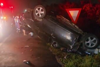 Três pessoas morrem e duas crianças ficam feridas em colisão de carros