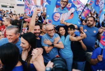 Cícero, Diogo, Veneziano e André reúnem multidão em caminhada pelas ruas de João Pessoa