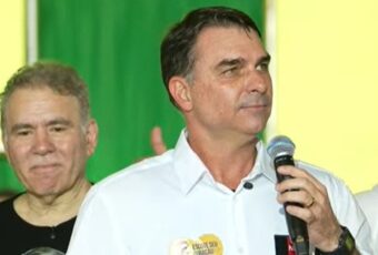 “Só tem jeito assim: é porrada”, diz Flávio Bolsonaro, na PB, sobre ladrão de celular