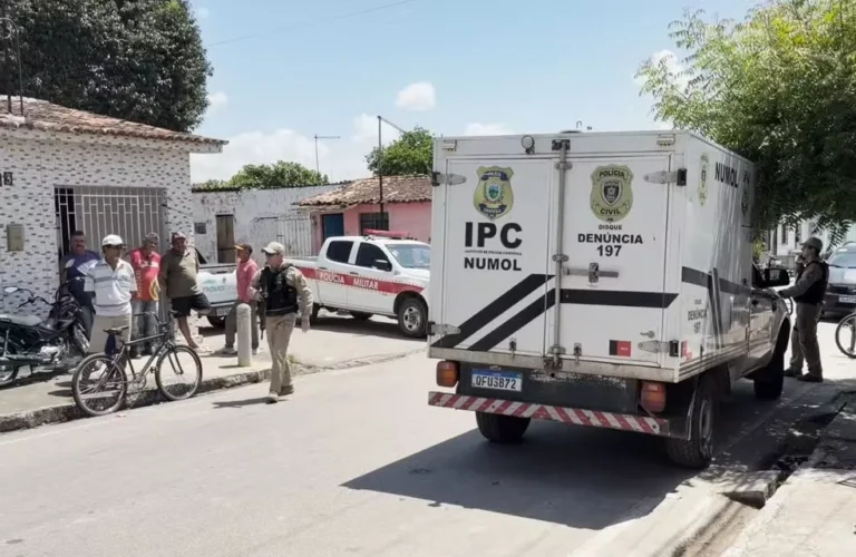 Mulher é morta a tiros após criminosos invadirem