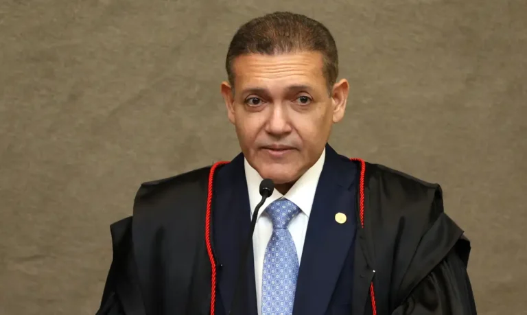 Nunes Marques determina imediata filiação de Flávio ao PL novamente