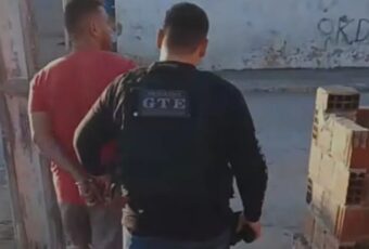 Operação prende quatro suspeitos e apreende armas e drogas