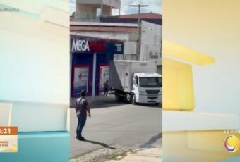 Caminhão sem freio desce ladeira e atropela mulher