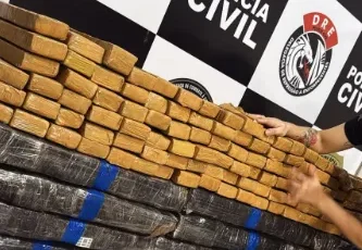 Polícia apreende 400 kg de maconha e prende motorista de caminhão