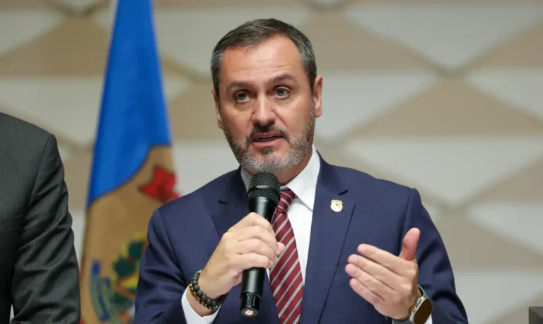 Ministro Flávio Dino reintegra Andrei Rodrigues ao comando da PF