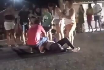 Colisão entre carro e moto deixa mãe e filho feridos