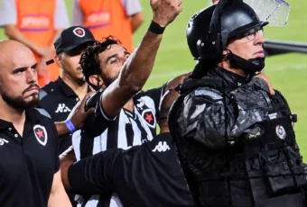 Após gestos obscenos para a torcida, Botafogo-PB rescinde contrato com atacante Henrique Dourado