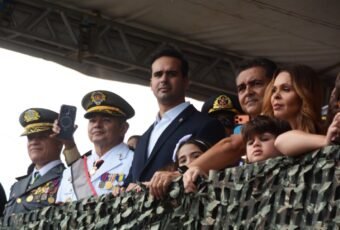 Lucas Ribeiro participa de desfile cívico-militar de 7 de Setembro e destaca fortalecimento da democracia