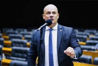Caminhão que transportava tecidos tomba e deixa trânsito parcialmente interditado