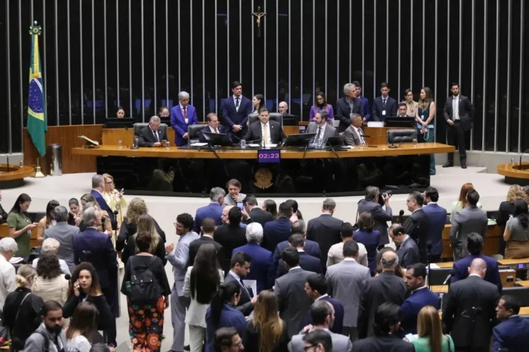 Lulistas favoráveis e Bolsonaristas contrários traçam estratégias para votação do fim da escala 6×1