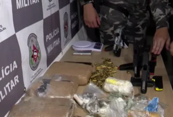 Polícia apreende armas e drogas durante operação
