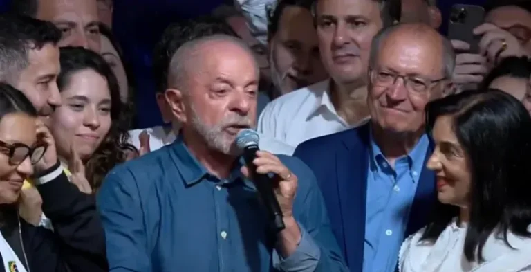 Lula agradece eleitores após reeleição: “Quem venceu foi a democracia e o futuro do Brasil”