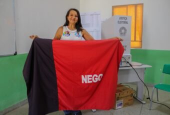 Leonice Lopes vota em Boa Ventura com bandeira da Paraíba e destaca importância do voto sertanejo