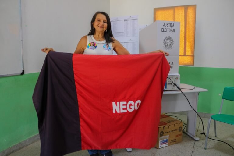 Leonice Lopes vota em Boa Ventura com bandeira da Paraíba e destaca importância do voto sertanejo