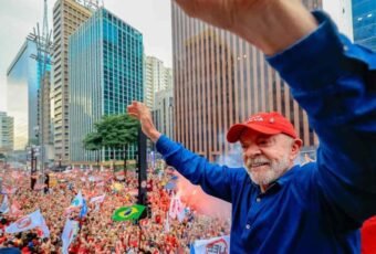Lula é reeleito presidente pela quarta vez em feito inédito no país