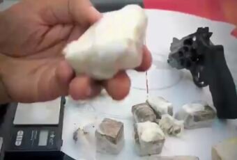 Polícia Militar prende homem por tráfico de drogas e porte ilegal de arma de fogo, em Itaporanga